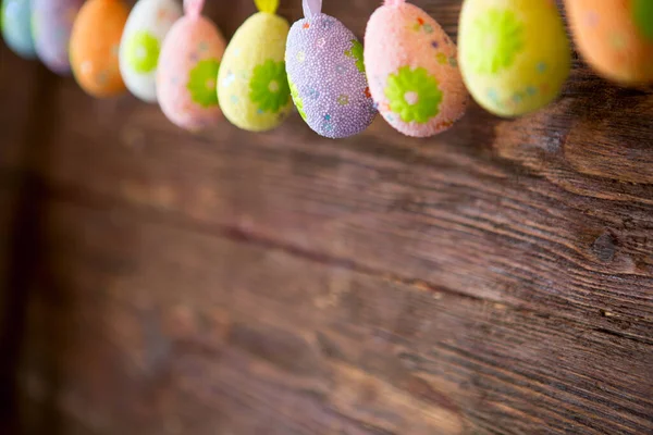 Ručně Dělané Velikonoční Věnce Malovanými Vejci Dřevěném Pozadí Barevné Velikonoční — Stock fotografie