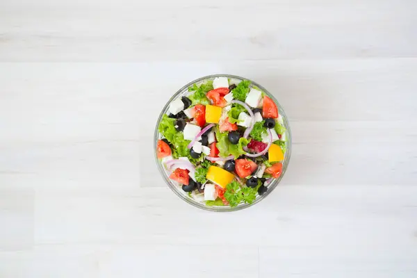 Friss Zöldségsaláta Feta Sajttal Friss Salátával Cseresznye Paradicsommal Vöröshagymával Borssal — Stock Fotó