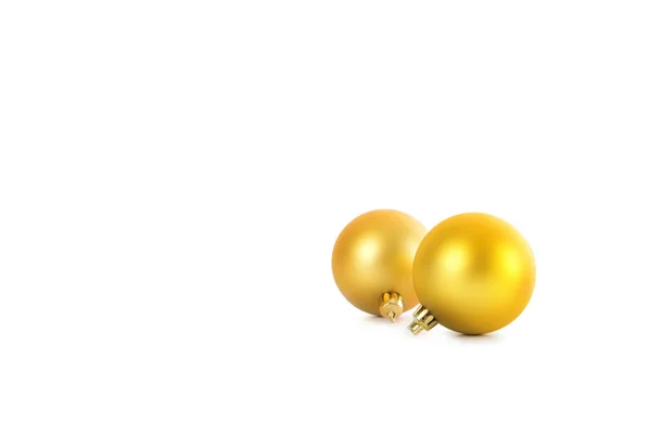 Duas Belas Bolas Ouro Natal Isoladas Fundo Branco — Fotografia de Stock