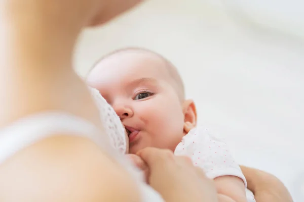 年轻妈妈用母乳喂她的新生儿 哺乳期婴儿的概念 母亲用母乳喂孩子的儿子或女儿 — 图库照片