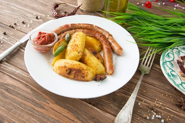 Embutidos Parrilla Puré Papa Sobre Plato Blanco Fondo Madera —  Fotos de Stock