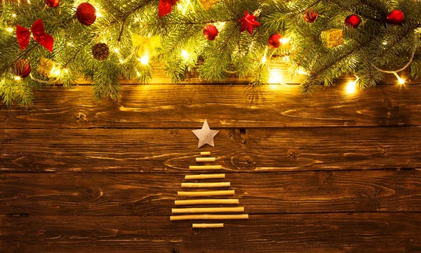 Vánoční Jedle Větve Hračkami Dřevěném Stole Vánoční Pozadí Jedlí Dekorace — Stock fotografie