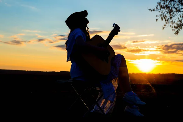 Gün Batımında Gitar Çalan Güzel Genç Bir Kadın Moda Tarzı — Stok fotoğraf