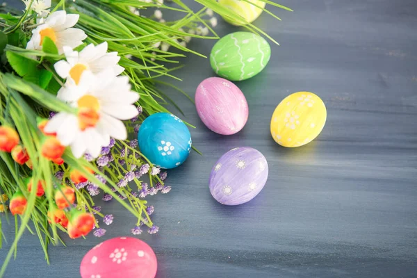 Décoration Pâques Colorée Avec Fleurs Sur Une Table Bois Gris — Photo