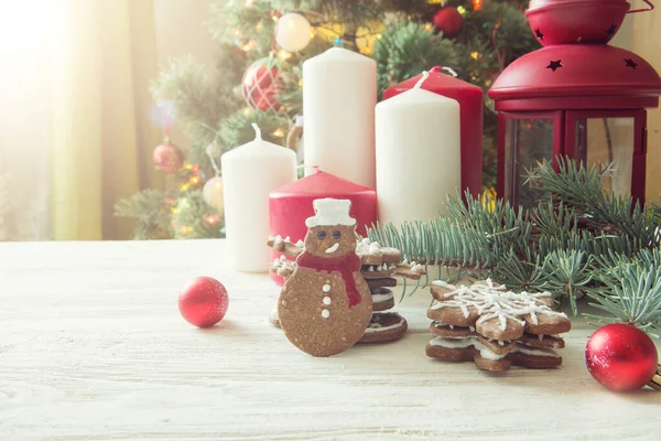 Kerzen Mit Lebkuchen Und Weihnachtsdekoration Hause — Stockfoto