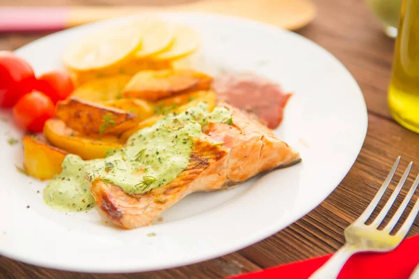 Fried Salmon Vegetables Wooden Table — Stock Photo, Image