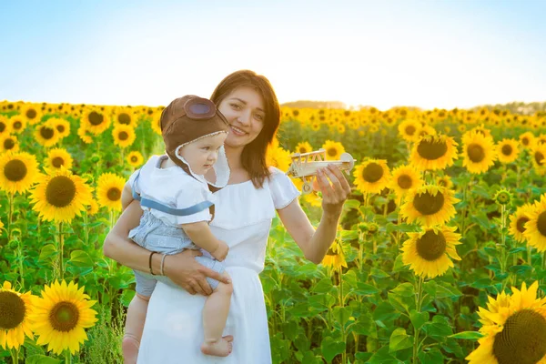 Happy Child Mother Playing Toy Airplane Sunflowers Field Travel Vacation — Stock Photo, Image