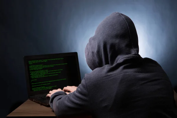 Хакер Капюшоні Ноутбуком Ініціює Кібер Атаку Вид Ззаду — стокове фото