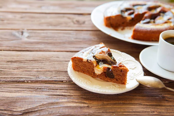 Läcker Chokladkaka Vit Platta Och Bit Chokladkaka Med Kopp Kaffe — Stockfoto