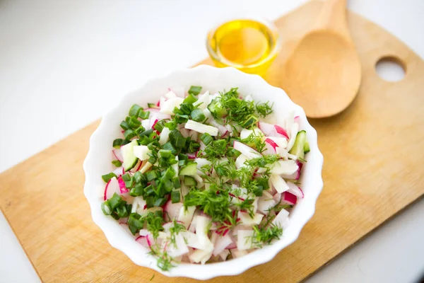 Salada Com Verduras Fundo Placa Corte — Fotografia de Stock