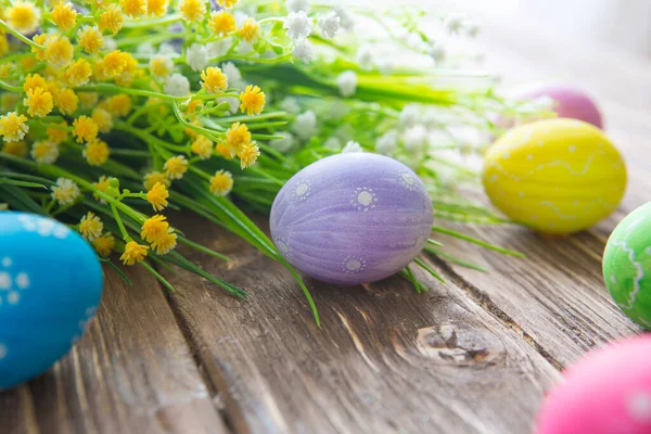 Huevos Pascua Flores Primavera Sobre Viejo Fondo Madera — Foto de Stock
