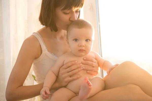 Foto Conforto Suave Jovem Mãe Com Bebê Casa Sala Branca — Fotografia de Stock