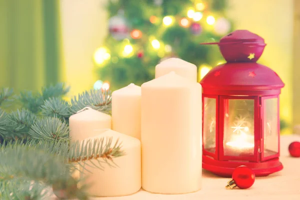 Velas Navidad Blancas Tablón Madera Blanca Contra Árbol Navidad Sala — Foto de Stock