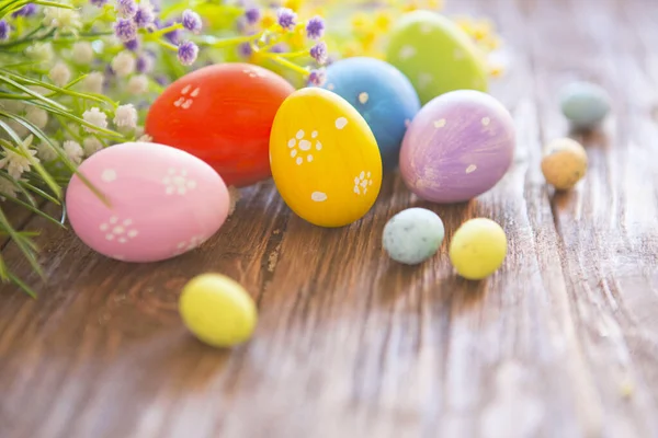 Oeufs Pâques Fleurs Printemps Sur Vieux Fond Bois — Photo