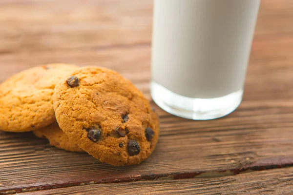 Biscotti Cioccolato Bicchiere Latte Sul Tavolo Legno — Foto Stock