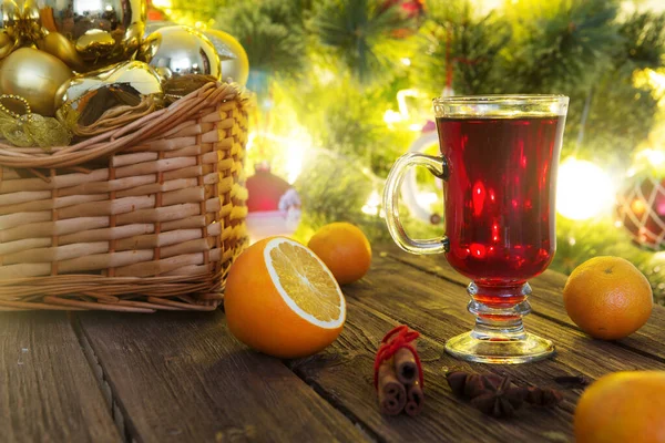 Glühwein Mit Zimtstangen Und Orange Auf Christbaumhintergrund — Stockfoto