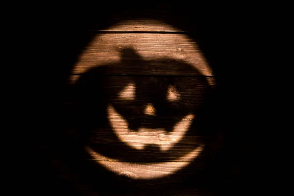 Calabaza Sonriente Halloween Jack Linterna Sombra Sobre Fondo Madera Oscura — Foto de Stock