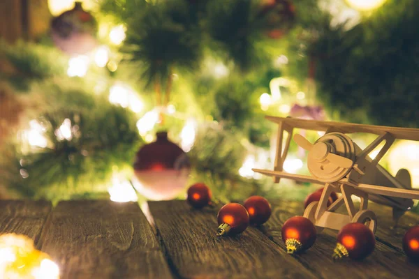 Árbol Navidad Con Regalos Juguetes Avión Madera Hechos Mano Mesa — Foto de Stock