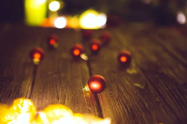 Rode Kerstballen Houten Tafel Wazig Achtergrond Foto Van Kerstboom — Stockfoto