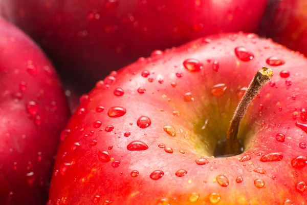 Macro Pommes Rouges Fraîches Mouillées Avec Gouttes Eau Une Alimentation Photos De Stock Libres De Droits