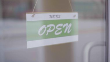 Covid yüzünden iş için kapatıldı. Küçük dükkan vitrine kapalı tabela asar