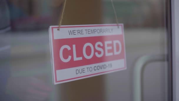 Zeichen, dass wir offen sind nach covid. Wir sind ein offenes Zeichen an der Glastür. Kleiner Laden legt offen Schild auf Schaufenster. Zeitlupe — Stockvideo