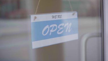 Covid yüzünden iş için kapatıldı. Küçük dükkan vitrine kapalı tabela asar