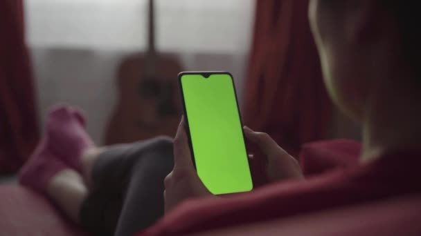 Vista posterior de la mujer celebración de croma clave pantalla verde Smartphone — Vídeos de Stock