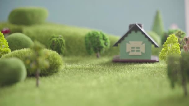 Maison à vendre dans une zone avec herbe verte, arbres et collines — Video