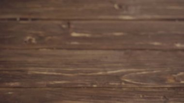 Masanın üzerinde Coronavirus şeklinde bir top olan küçük alışveriş arabası.