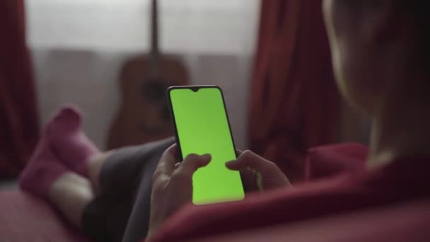 Vista posterior de la mujer celebración de croma clave pantalla verde Smartphone — Vídeos de Stock