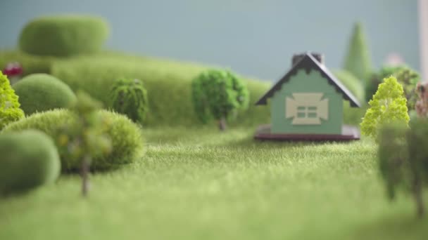 Sign house zu vermieten in einer Gegend mit grünem Gras, Bäumen und Hügeln — Stockvideo