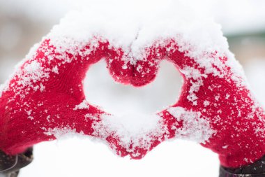 Eller kalp sembolü yapıyor