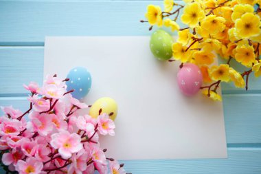 Beyaz ahşap arka planda renkli paskalya yumurtaları. Mutlu Paskalyalar.