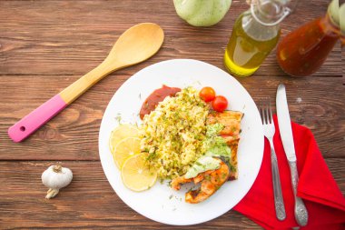 Tahta bir masada tabakta yükselen balıklar