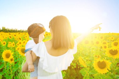 Erkek ve kadın bahçede havacı şapkasıyla oynuyorlar. Seyahat ve tatil kavramı.