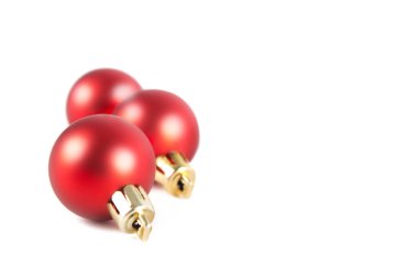 Beyaz arka planda izole edilmiş güzel kırmızı Noel topları