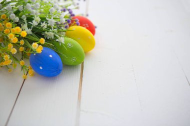 Taze beyaz ve sarı çiçekli papatya rengi Paskalya yumurtaları. Paskalya geçmişi. Paskalya sembolü. Paskalya avı. Boşluğu kopyala