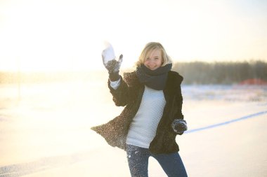 Genç bayan kışın tadını çıkarıyor