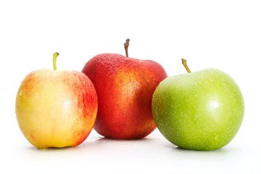 Lezzetli iştah açıcı taze yeşil ve beyaz arka planda iki kırmızı elma..