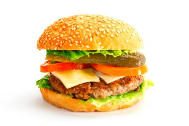 Beyaz arka planda lezzetli büyük bir hamburger.