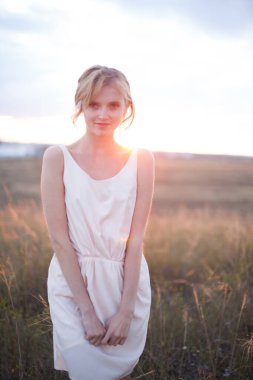 Genç bayan gün ışığından hoşlanıyor.