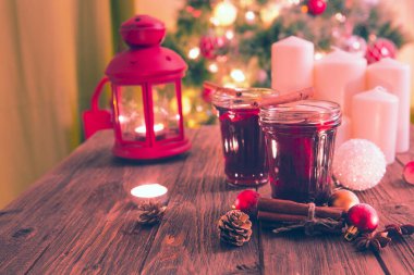 Noel şarabı, Noel ağacının üzerinde ahşap bir tahtanın üzerinde..