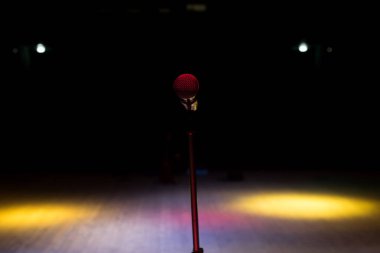 Konser salonu veya konferans odasındaki mikrofonu kapat