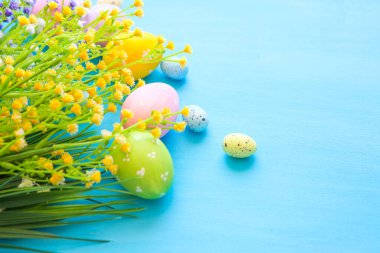 Ahşap bir masada paskalya yumurtası süslemesi..