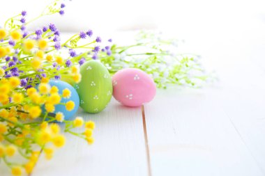 Ahşap arka planda Paskalya yumurtaları. Paskalya tatili geçmişi