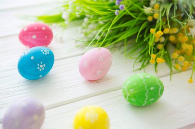 Beyaz ahşap yüzeyde Paskalya yumurtaları