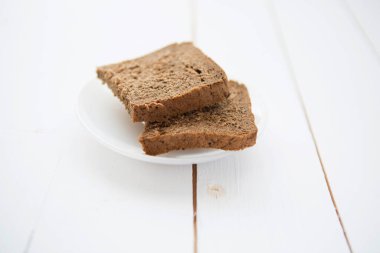 Beyaz ahşap masada çavdar ekmeği