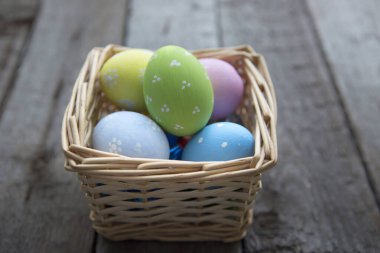 Tahta sepet içinde paskalya yumurtaları. Mutlu Paskalyalar.