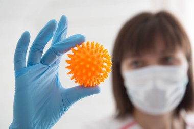 COVID-19. Hemşire, Coronavirüs 2019-NCoV modelini tutuyor..